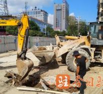 狠狠艹b在线高温下的坚守｜道路建设者用汗水铺就畅通路